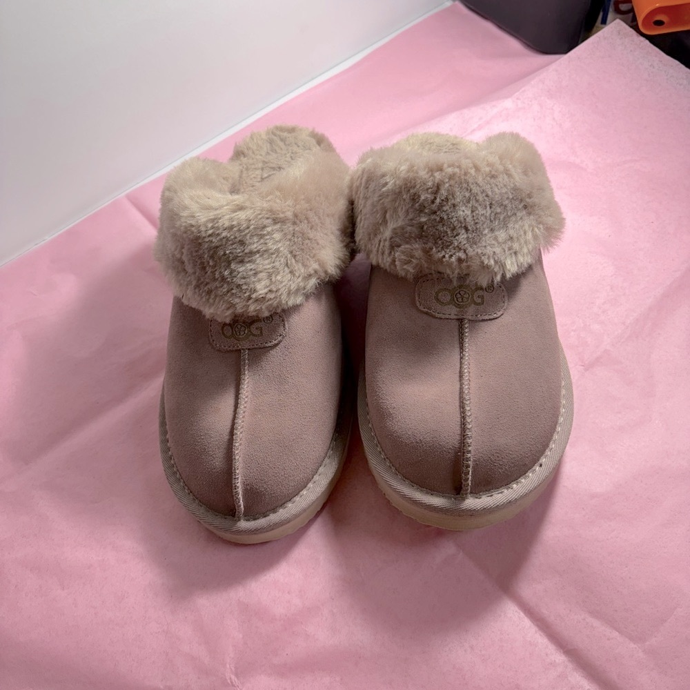 COG Women Pink Slippers. Sz 9. NWOT. Very pretty! Great Condition.